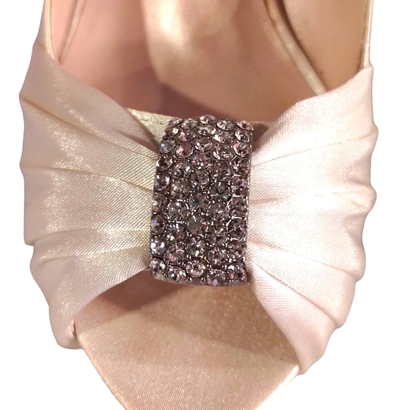 Charmeuse Diana Ivory Pleated Peep Toe Heels with Crystals 6M - Picture 4 of 12